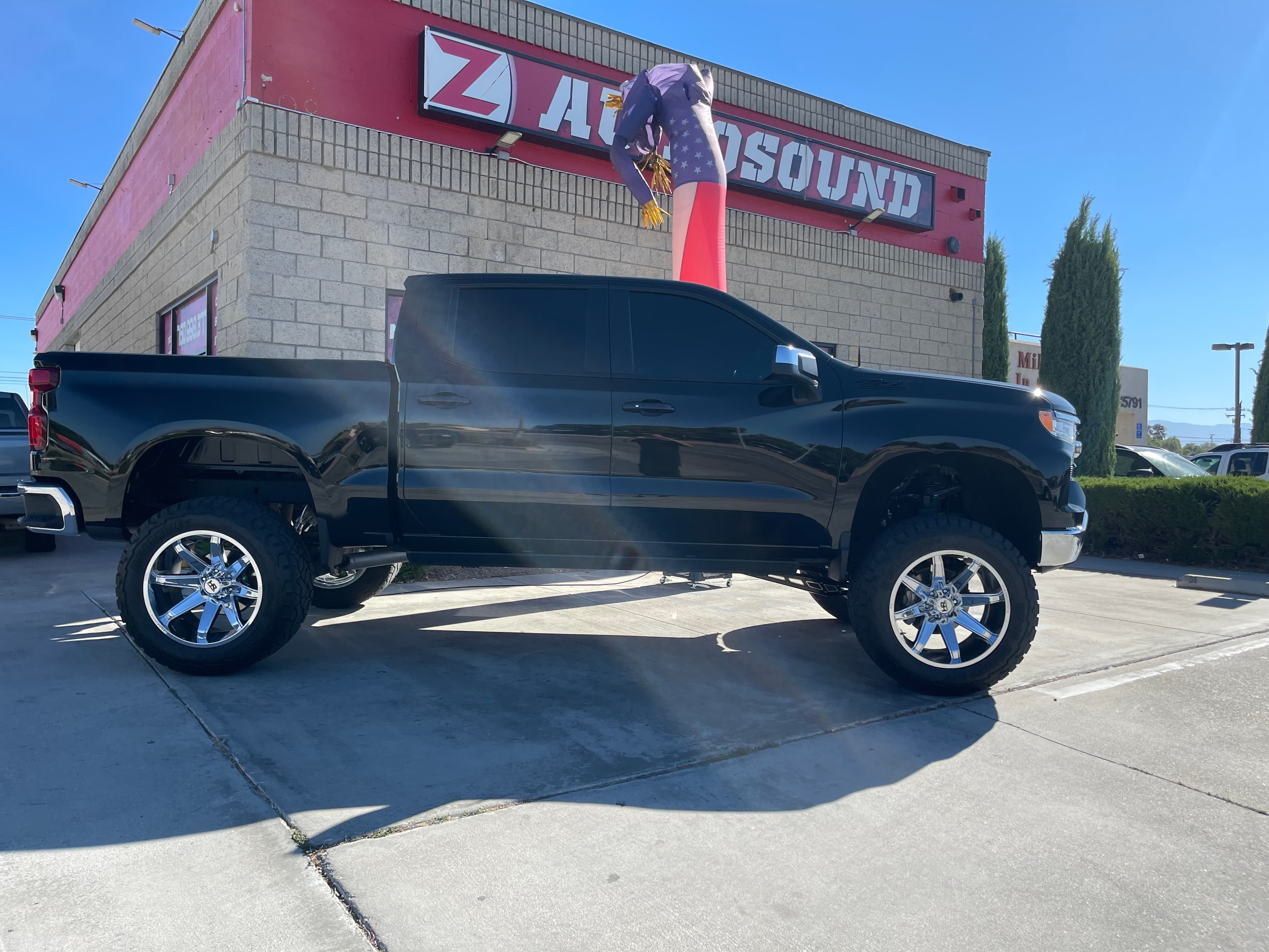 Lifted Chevy Silverado – Chrome Fuel Wheels