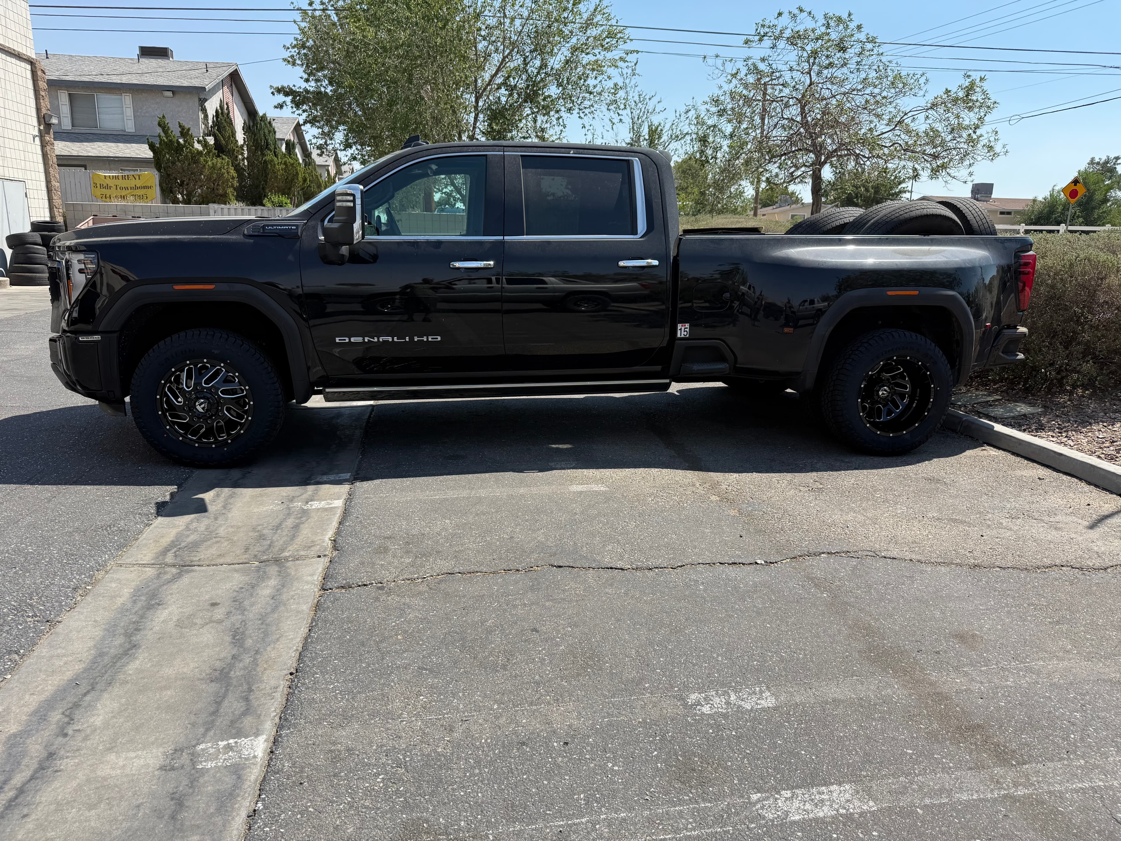 GMC Sierra Denali HD – After (Custom Fuel Wheels)